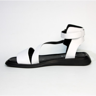133677 Босоножки white